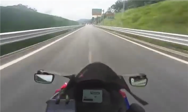 瘋狂！騎手150km/h闖高速收費站：一己之力為禁摩做貢獻