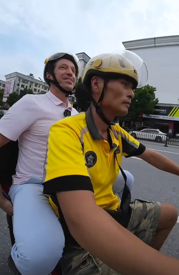 凱迪拉克總裁飛中國(guó)體驗(yàn)送外賣(mài)：助力小哥早日買(mǎi)傲歌