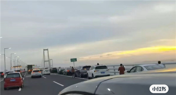 不是仰望U8 深中通道通車后到達(dá)首車出現(xiàn)：一臺(tái)五菱宏光