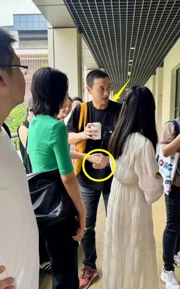 朱丹周一圍帶女兒參加小學(xué)入學(xué)測試 4