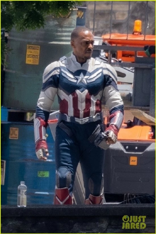 《美國(guó)隊(duì)長(zhǎng)4：美麗新世界》新片場(chǎng)照曝光！黑人美隊(duì)新形象