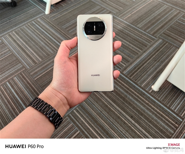 快Q4登場(chǎng)！曝華為將首發(fā)量產(chǎn)三折疊屏：定價(jià)很貴