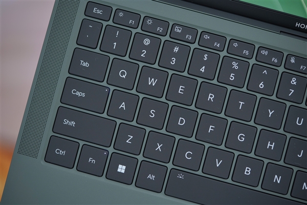 全球首發(fā)磁吸攝像頭！榮耀MagicBook Art 14圖賞