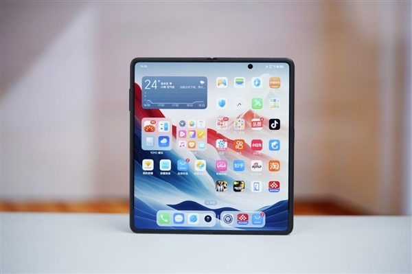 趙明：榮耀手機(jī)端側(cè)AI遠(yuǎn)遠(yuǎn)領(lǐng)先所有 有的品牌只會平移別人的