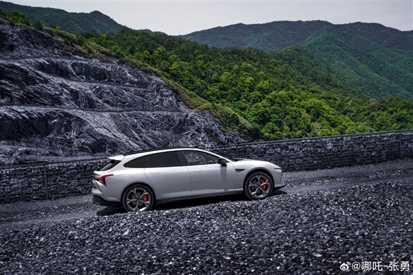 哪吒S獵裝車官圖公布：顏值、操控、空間要啥有啥