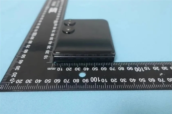 雷軍年度演講海報(bào)泄露新機(jī)：手持小米首款小折疊MIX Flip