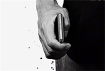 雷軍年度演講海報(bào)泄露新機(jī)：手持小米首款小折疊MIX Flip