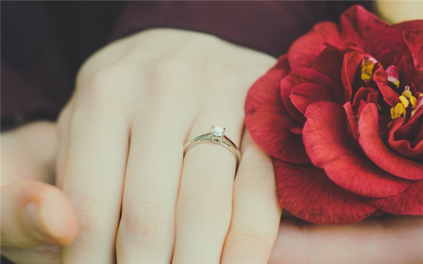 3萬(wàn)元鉆戒如今只值2千 越來(lái)越多新人告別智商稅 婚禮用十幾元道具戒指