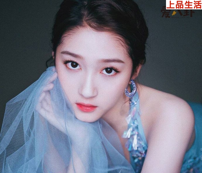 關(guān)曉彤身份并不尊貴