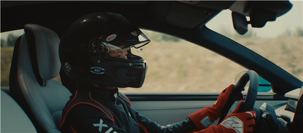 雷軍否認開SU7漂移視頻找替身：100%是我漂的 練得教練快吐了