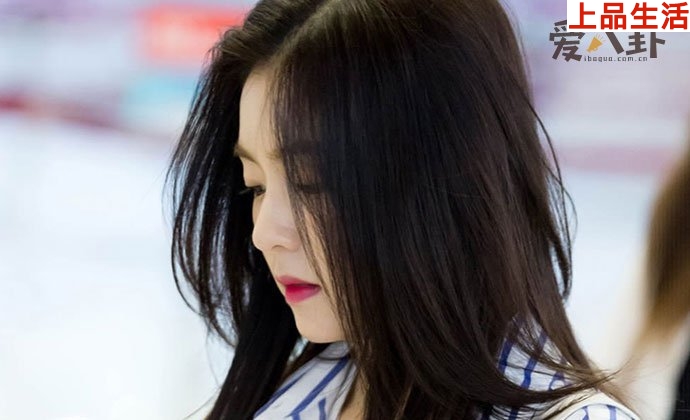 裴珠泫撩發(fā)迷人