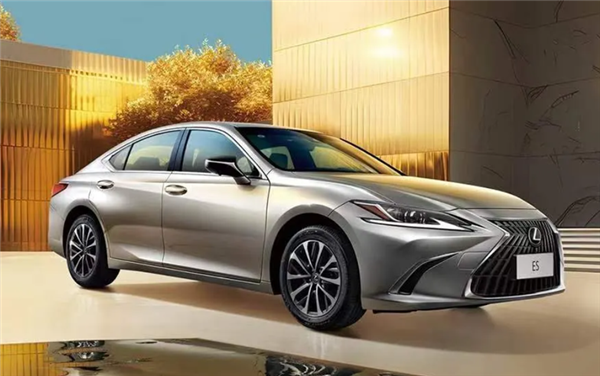 29.99萬元 雷克薩斯ES入門版本上市：依舊配2.0L發(fā)動(dòng)機(jī)