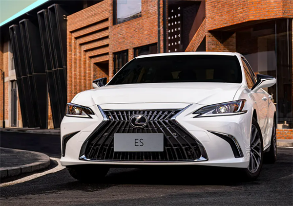 29.99萬元 雷克薩斯ES入門版本上市：依舊配2.0L發(fā)動(dòng)機(jī)