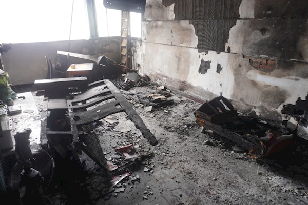 電動自行車鋰電池帶回家充電爆炸 夫妻凌晨遇險 滅火器根本沒用