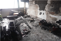 電動(dòng)自行車鋰電池帶回家充電爆炸 夫妻凌晨遇險(xiǎn) 滅火器根本沒用