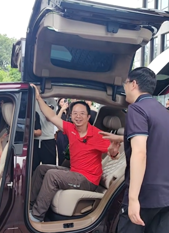 看著都疼！周鴻祎親測國產(chǎn)車防夾手功能：結果翻車