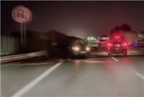 夜間高速路上突現(xiàn)驚魂一幕 特斯拉救車主一命