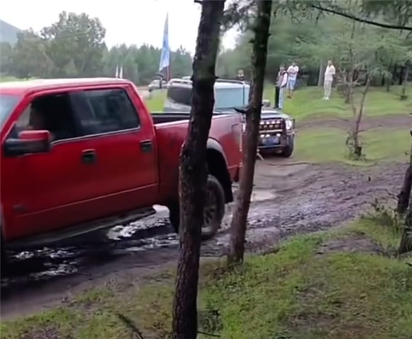 男子開(kāi)福特猛禽救援：一腳油門(mén)把捷途旅行者拖進(jìn)深水坑