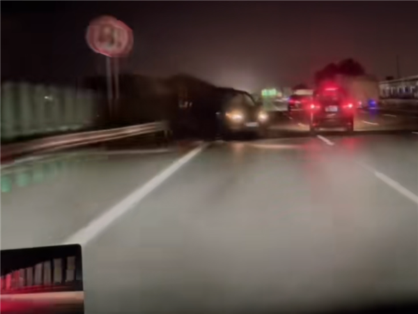 夜間高速路上突現(xiàn)驚魂一幕 特斯拉救車主一命