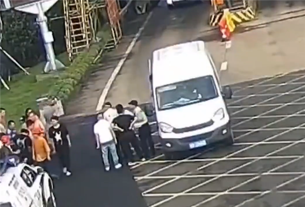 超員450%！6座車?yán)镉踩?3個人：司機駕照分一次性扣光