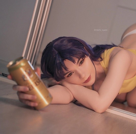俄妹COS《EVA》葛城美里：酒醉大姐姐熱褲背心吸睛