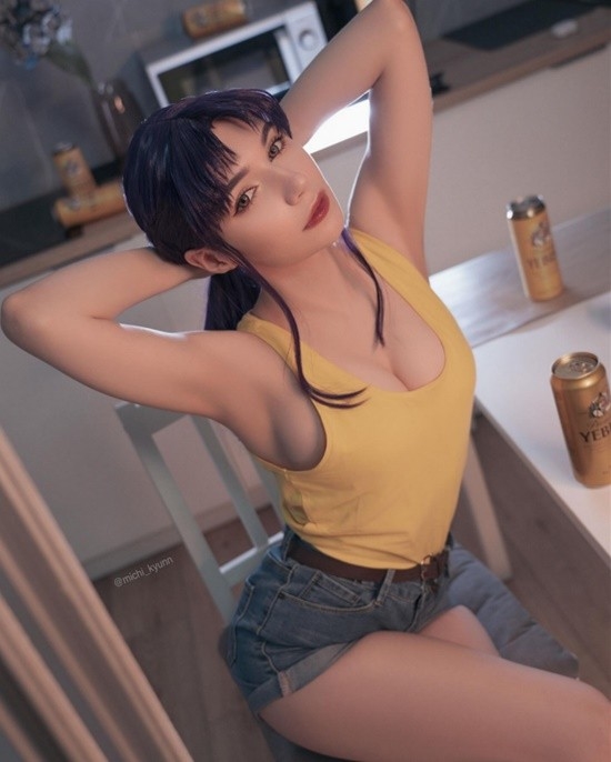 俄妹COS《EVA》葛城美里：酒醉大姐姐熱褲背心吸睛