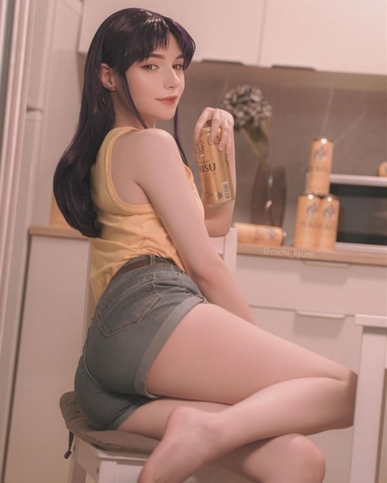 俄妹COS《EVA》葛城美里：酒醉大姐姐熱褲背心吸睛
