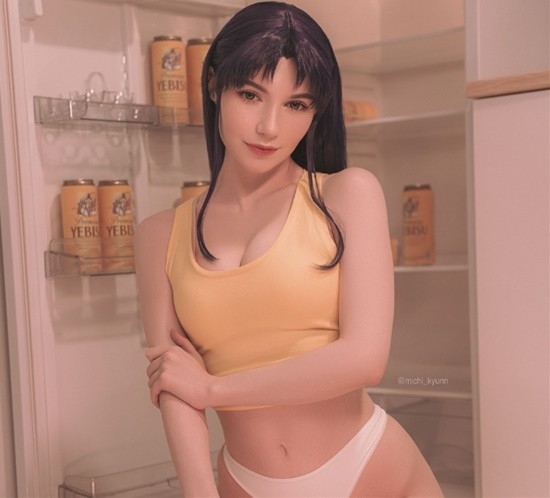 俄妹COS《EVA》葛城美里：酒醉大姐姐熱褲背心吸睛