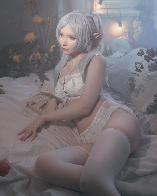 俄妹COS《EVA》葛城美里：酒醉大姐姐熱褲背心吸睛