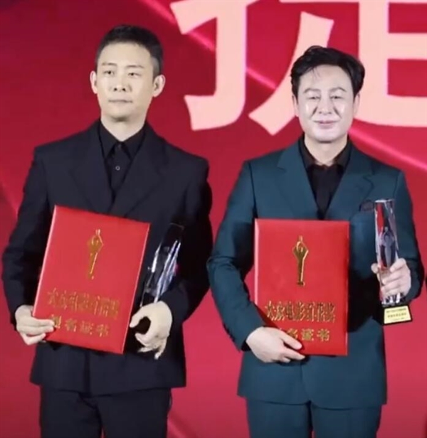 張頌文張譯百花獎(jiǎng)臺(tái)下熱情擁抱:驚喜同框