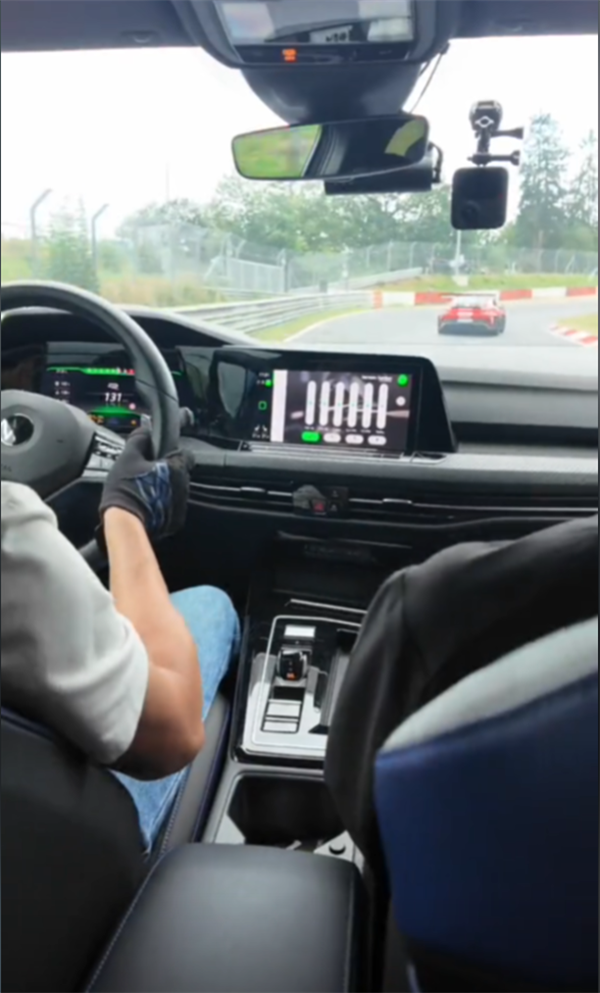 雷軍坐高爾夫R刷5圈紐北直呼我的天吶 大眾喊話要送雷軍一臺