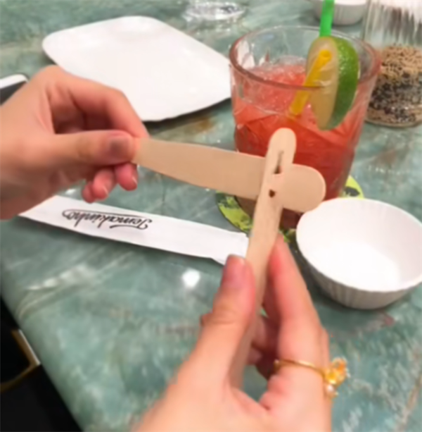 女子第一次見歐洲人的筷子：居然是扁的 這是鑷子吧