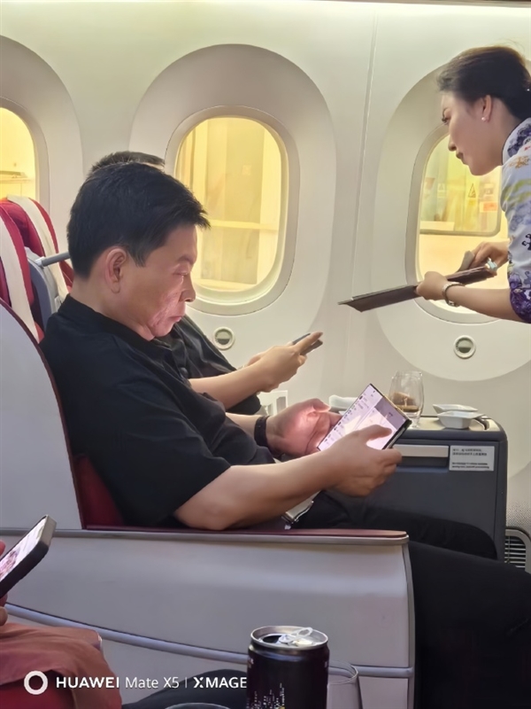 可能是華為貴機型！余承東用上三折疊屏手機：售價要媲美頂配蘋果16