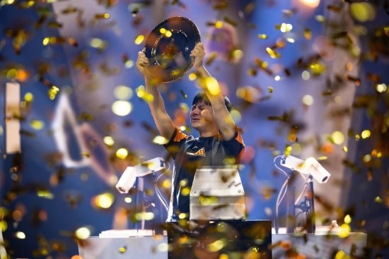 中國(guó)格斗游戲第一人！“小孩”曾卓君奪得電競(jìng)世界杯《街頭霸王6》項(xiàng)目冠軍