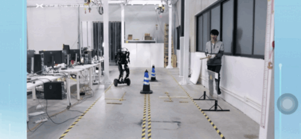 小鵬全新機器手首次亮相！鋼鐵助理幫何小鵬下單小鵬Mona M03