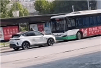 武漢街頭一蘿卜快跑無(wú)人車逼著公交車倒車 網(wǎng)友：整頓公交的一天