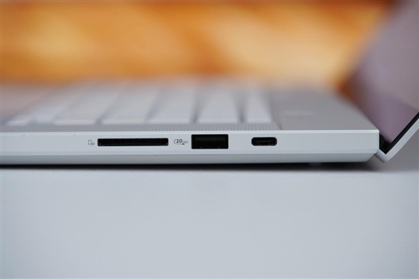 LED光線矩陣吸睛！ROG幻16 Air銳龍AI版圖賞