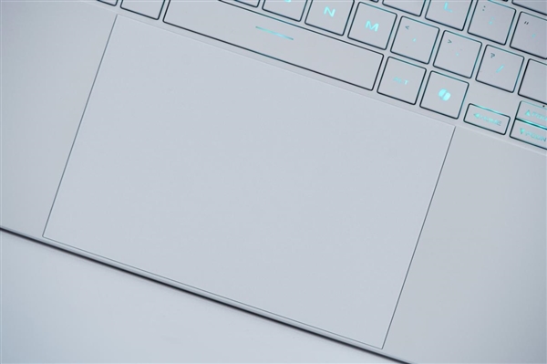 LED光線矩陣吸睛！ROG幻16 Air銳龍AI版圖賞