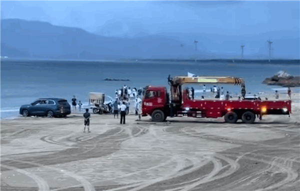 女子把問(wèn)界M7新車(chē)開(kāi)到海灘 結(jié)果陷車(chē)漲潮被淹成泡海車(chē)