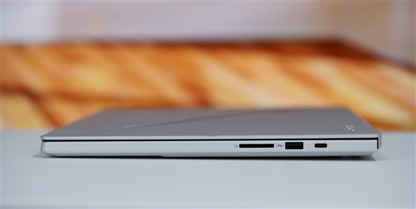 LED光線矩陣吸睛！ROG幻16 Air銳龍AI版圖賞