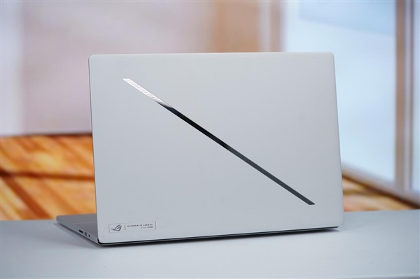 LED光線矩陣吸睛！ROG幻16 Air銳龍AI版圖賞