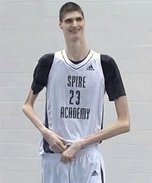 身高2米31的異形演員因太可怕上熱搜！身份揭秘：世界上最高的籃球球員