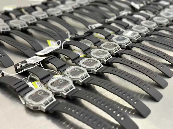 女子小腿綁40塊卡西歐手表進境 結(jié)果因步態(tài)僵硬被查獲