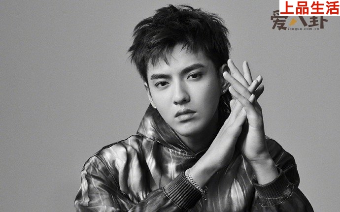 吳亦凡背著兩米玩偶走秀