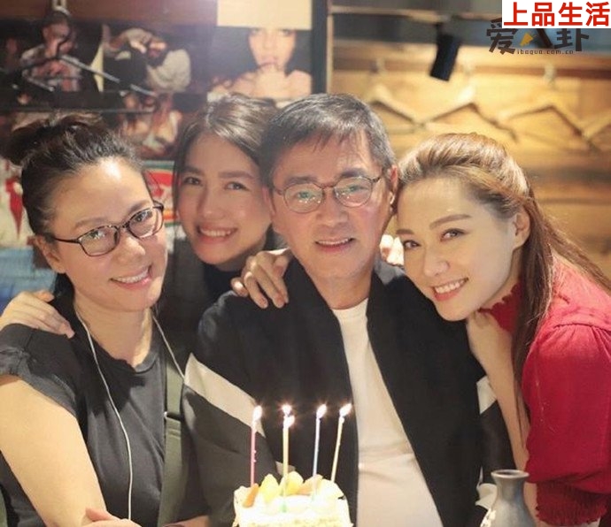 湯洛雯與父母、妹妹