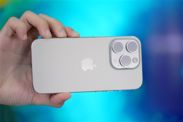 全紅嬋給媽媽買手機引熱議：入手256GB iPhone 15 Pro Max