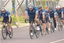 父親帶娃騎行摔倒遭碾壓身亡 司機被送檢引網(wǎng)友熱議：涉嫌過失致死罪