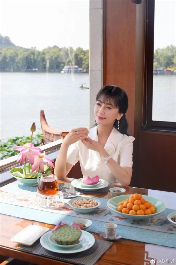 71歲趙雅芝曬最新照引圍觀 網(wǎng)友感慨：逆天年齡狀態(tài)超好