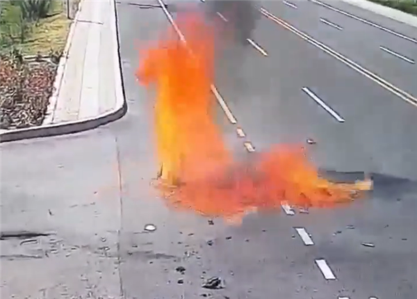 摩托車超速行駛撞上拐彎SUV：支離破碎、原地起火