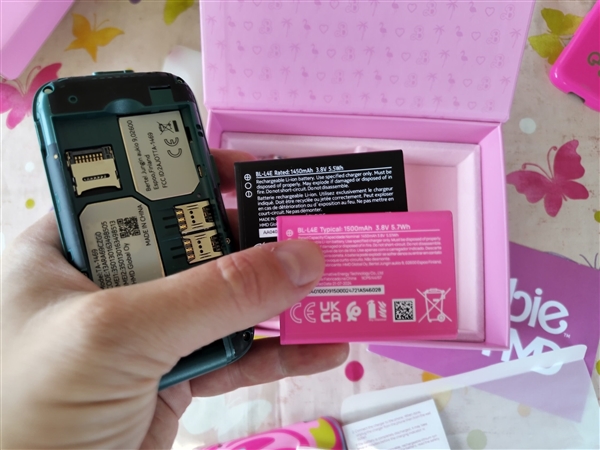 919元！HMD Barbie芭比聯(lián)名翻蓋機(jī)發(fā)布：粉色機(jī)身少女心爆棚